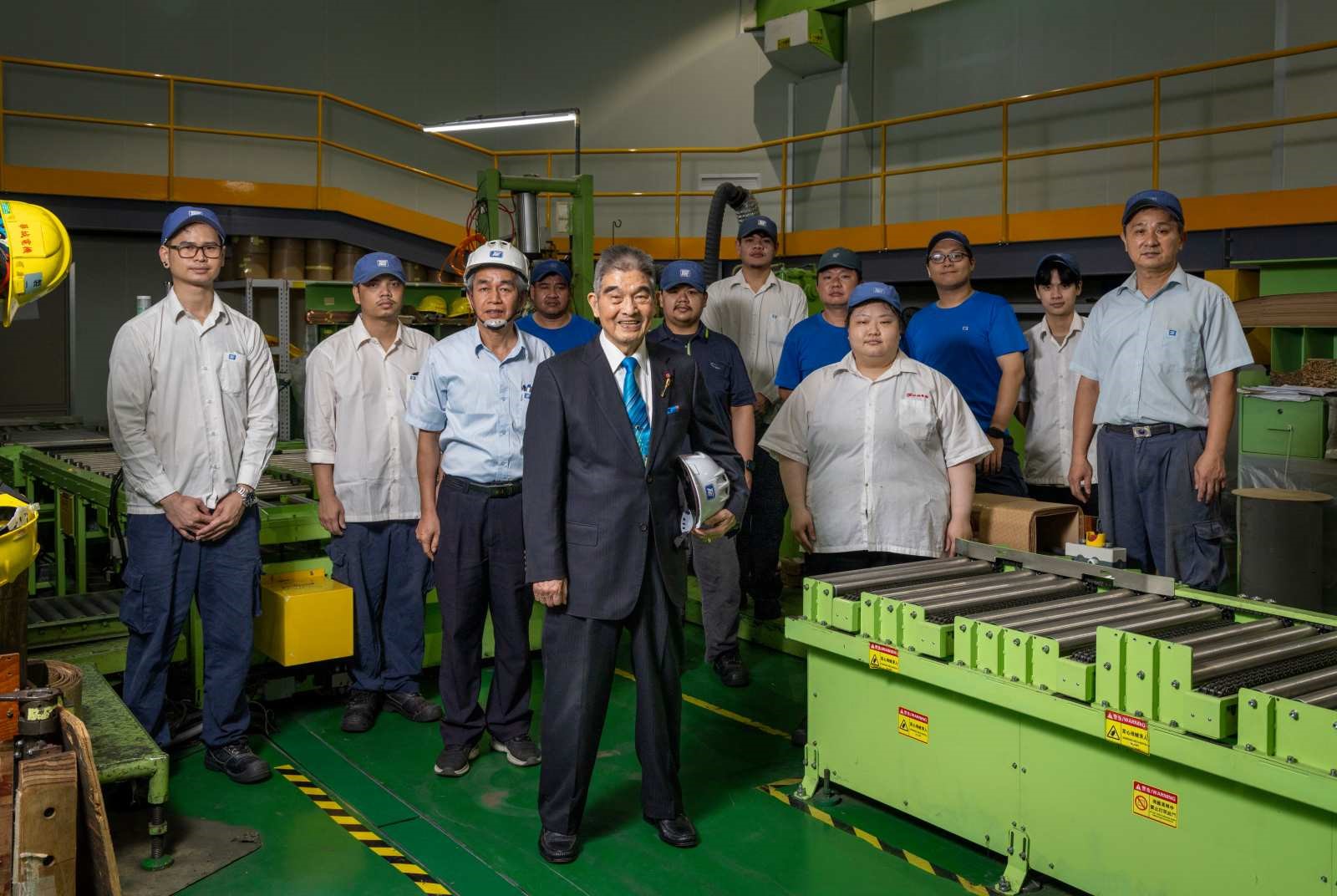 許邦福董事長與電機處團隊合照